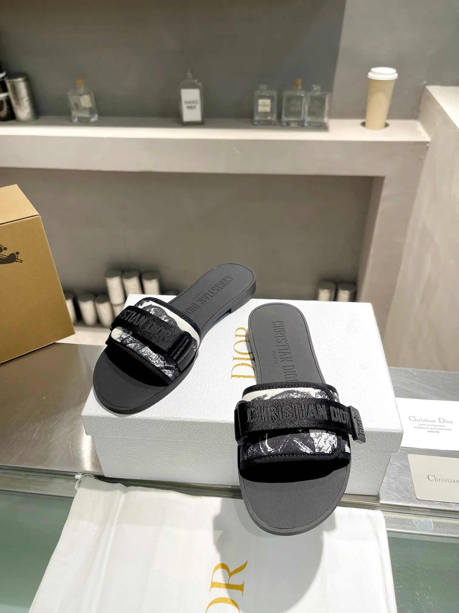 👟👟Ex-factory price 380👟👟 Dior D’s latest series of Velcro buckle sandals and slippers in new colors! Perfect reproduction of the original version, the most popular color matching fabric, super layered ▪️Original molded high-end TPU outsole (not ordinary rubber) ▪️Very comfortable and easy to walk. All upper materials are custom-made from the original ▪️3D electric embroidered three-dimensional cloth surface, very versatile, a must-have for lazy people in summer ▪️Number of yards: 35-41